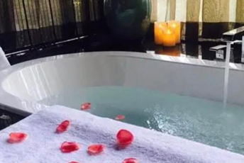 北京丰台区水疗池中的失重冥想：当身体学会漂浮